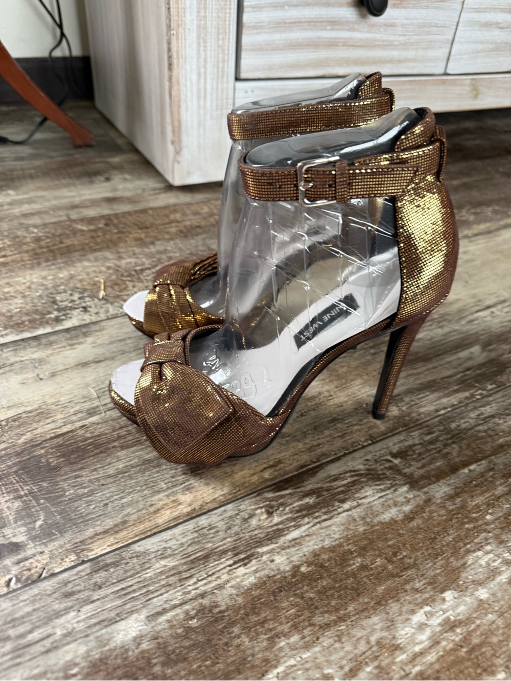 NEW Nine West Bellen minky stiletto gold heels. 6
